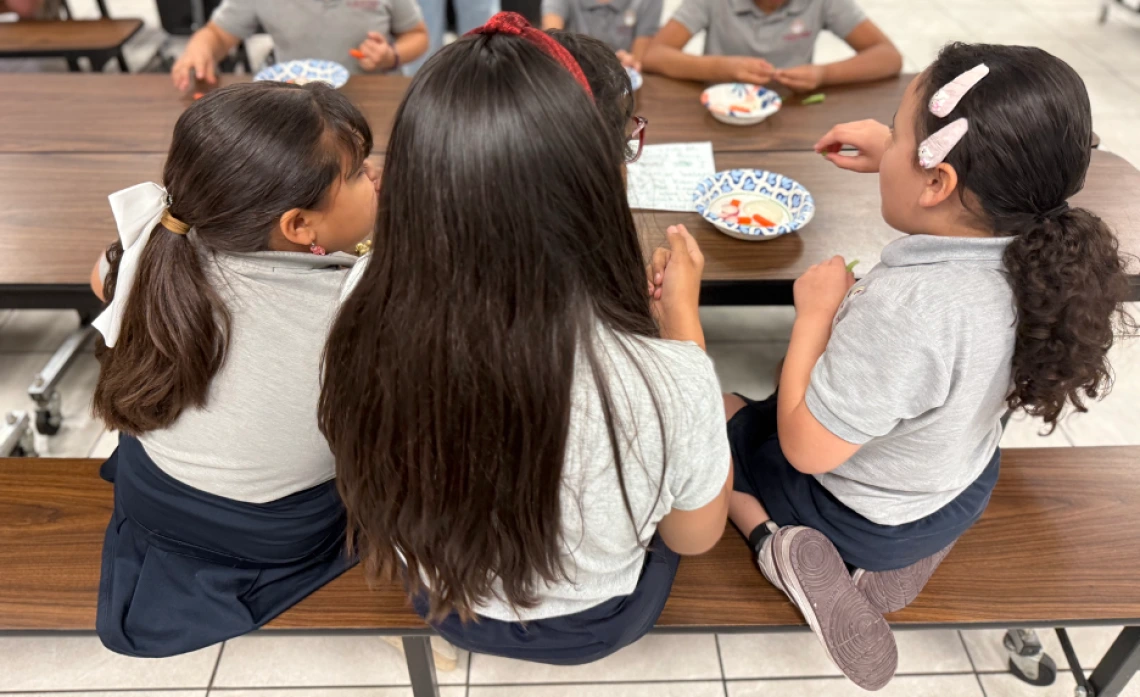 Kids eating a healthy snack